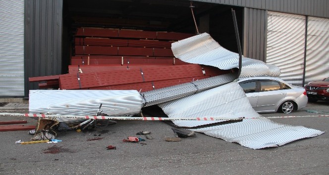 Bisikletiyle yoldan geçerken tonlarca demirin altında kaldı