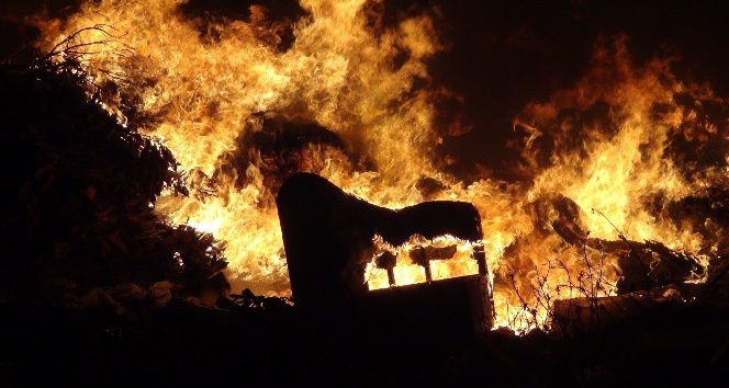 Manavgat’ta otellerin çöp ve molozlarını döktüğü okul arsasında yangın korkuttu