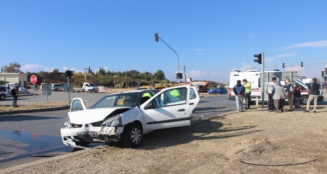 Manavgat ilçesinde ticari araç ile otomobil çarpıştı: 2 yaralı