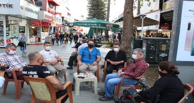 Antalya’da sigara yasağını delenler kamerada