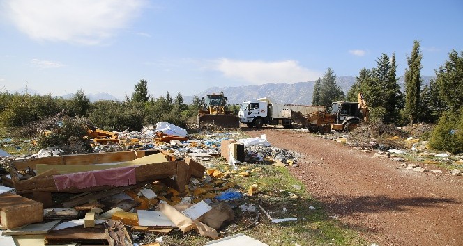 Çöplüğe dönen ormanlık alandan 28 kamyon çöp çıktı