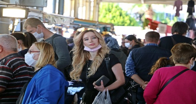 Antalya’da kapalı semt pazarında tepki çeken maske manzarası
