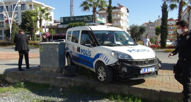Kural ihlali yapan meşrubat kamyonu sürücüsü polis ekibine kaza yaptırdı
