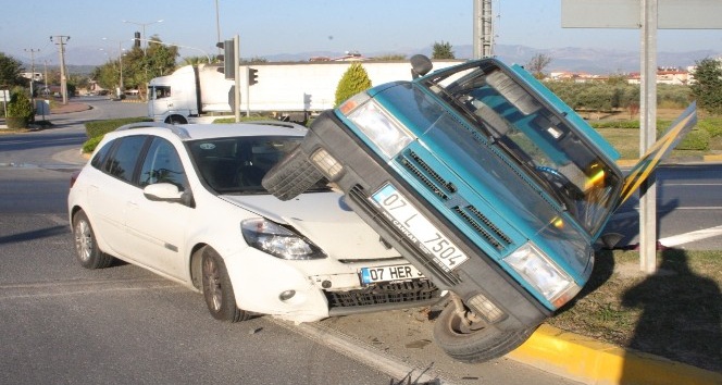 Antalya’da yürekleri ağızlara getiren trafik kazası