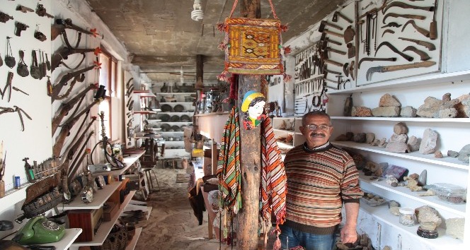 Emekli öğretmen 50 yıldır topladığı antika eşyalarla evini müze haline getirdi