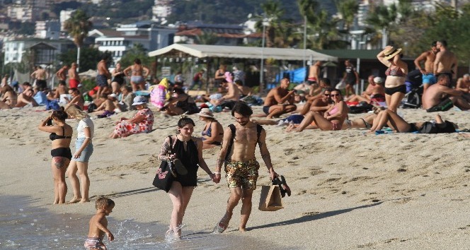 Alanya’da sahiller tıklım tıklım