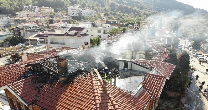 Alanya’da 3 katlı apartmanın çatısı alev alev yandı