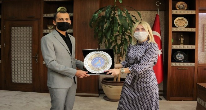 Rektör Özkan, Antalya’dan cepheye koşan Azerbaycanlı doktor ile görüştü