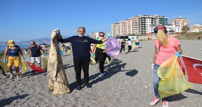 Alanya’da yaşayan yabancılar bu defa mayoları ile değil çöp torbalarıyla sahile akın ettiler