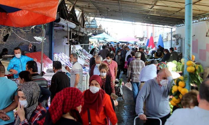 Antalya’da kapalı semt pazarında endişelendiren görüntüler
