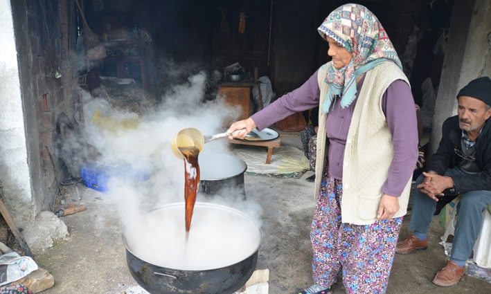 Ağustos ayında toplayıp pekmezi için havanın soğumasını bekliyorlar