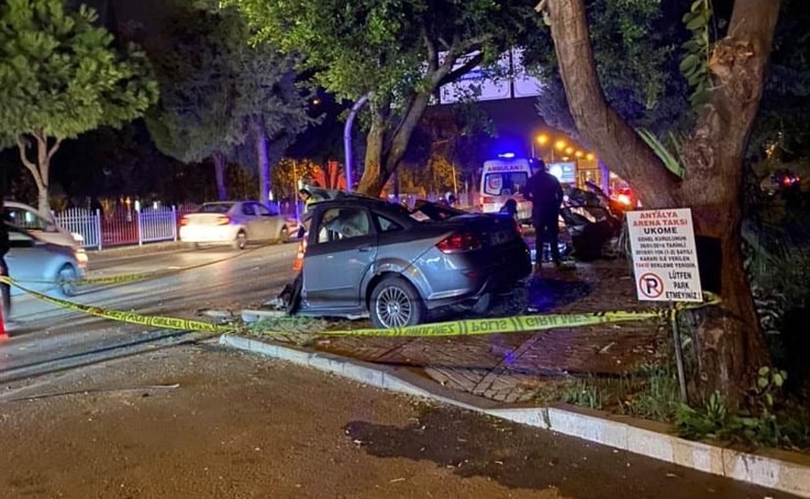 Antalya’da ağaca çarpan otomobil ikiye bölündü: 1 ölü, 1 yaralı