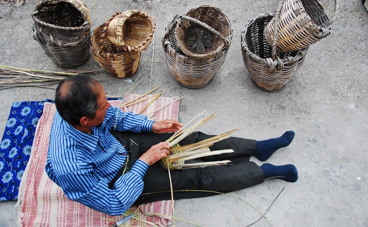 Hayıt ve kargı dallarından yapılan sepetler plastik kovalara direniyor