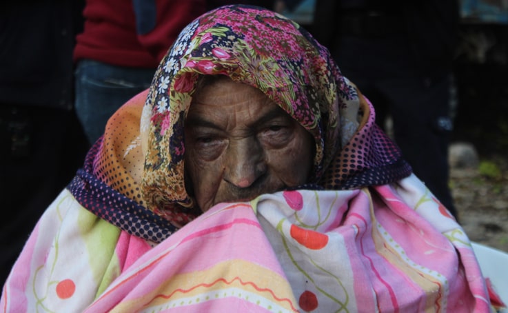 Antalya’da itfaiye ekipleri yaşlı kadını yanmaktan kurtardı