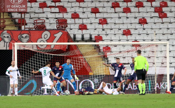 Alanyaspor liderliği bırakmadı