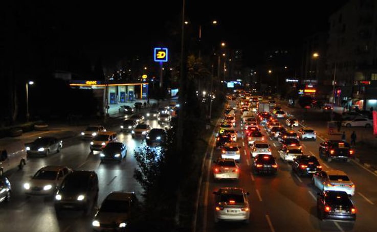 Antalya’da kepenkler saat 20.00’de indi, uzun araç kuyrukları oluştu