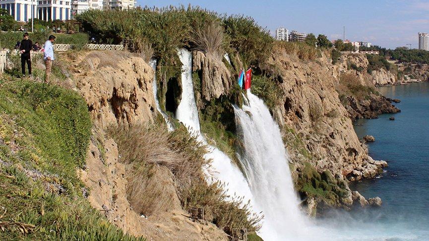 Fotoğraf çekinmek için hayatlarını tehlikeye atıyorlar