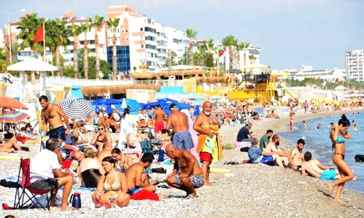 Güneşi gören, Konyaaltı Sahili’ne koştu