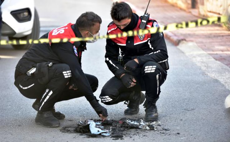 Antalya’da sokakta yunus polisi üniforması ve teçhizatı yakan şüpheli aranıyor