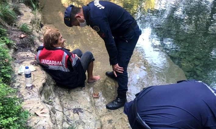Suya düşen yaşlı kadını jandarma ekipleri kurtardı