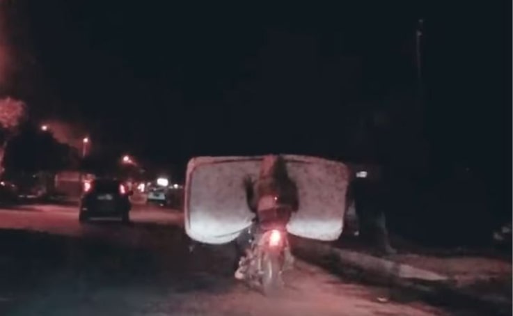 Motosikletli sürücünün yatakla tehlikeli yolculuğu