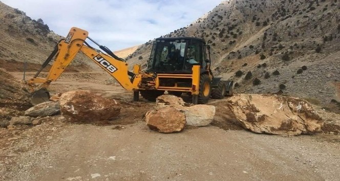 Doğa harikası göle arazi aracı ile girilince, muhtar göle giden yolu iş makineleri kayalarla kapattı