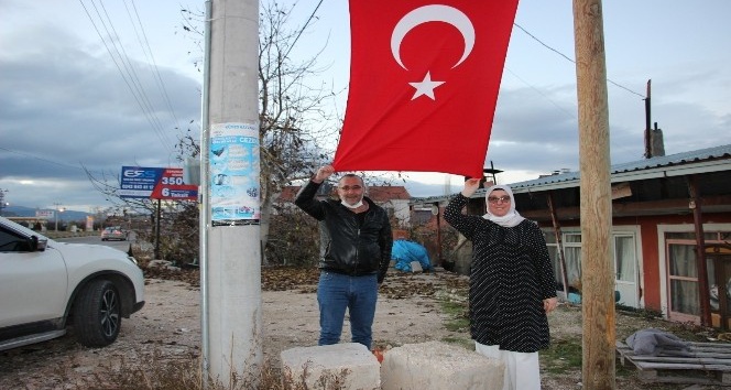 Türk bayrağı yenisiyle değiştirildi