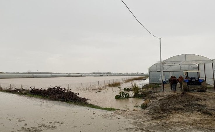 Antalya’da 3 ev sular altında kaldı, mahsur kalanları itfaiye kurtardı