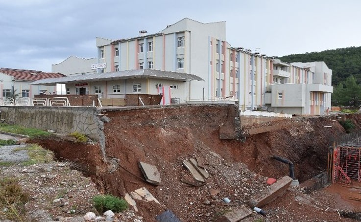 Antalya’da hastanenin acil servisi, heyelan nedeniyle boşaltıldı
