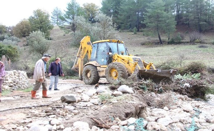 Kaş’ta belediye ekipleri zarar gören bölgede