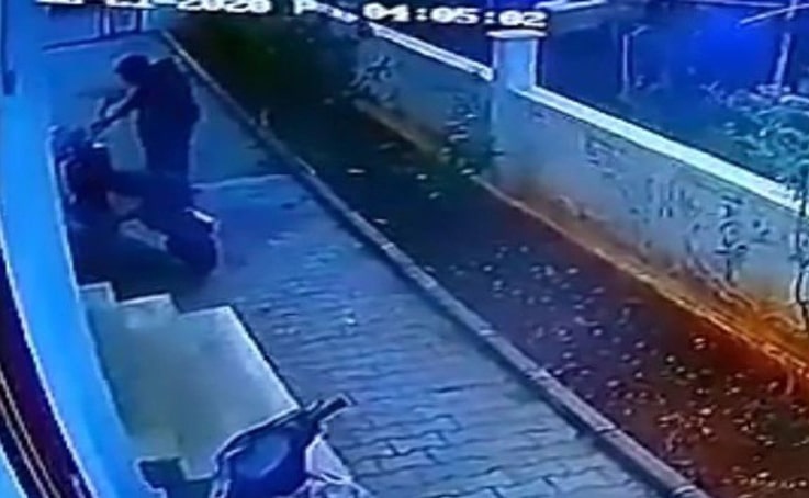 Hırsızın gözüne kestirdiği elektrikli bisikleti çalması güvenlik kamerasında
