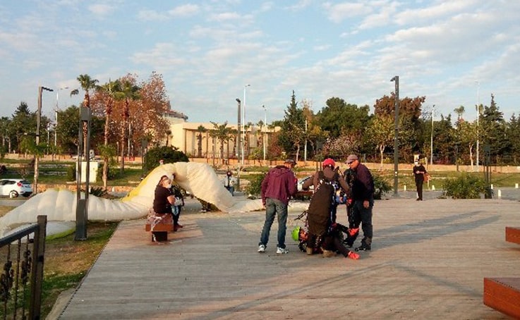 Antalya’da yamaç paraşütçüsü ve yolcusunun zor anları