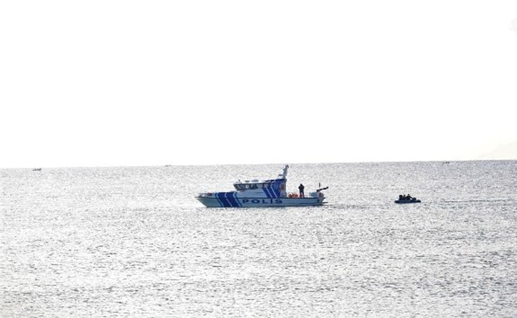 Balıkçı teknesi battı, 3 kişi balıkçılar tarafından kurtarıldı