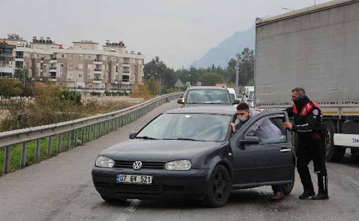 Antalya’da yunus polisinden yolda kalan sürücüye yardım