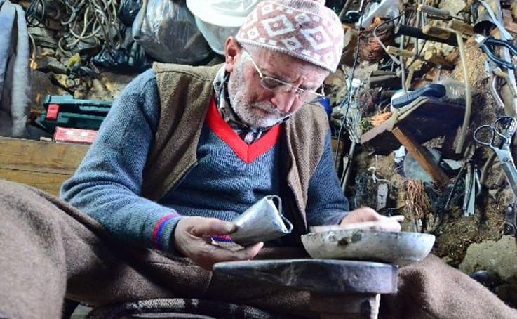 83 yaşında 120 yıllık dükkanda 73 yıldır çan üretiyor, hazır olduğunu sesinden anlıyor