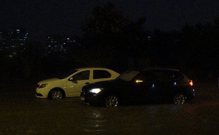 Antalya’da yollar göle döndü, sürücüler araçlarında mahsur kaldı