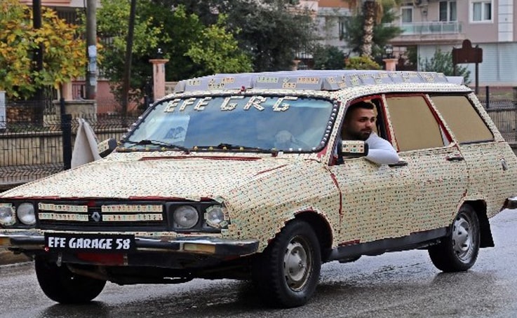 Oyunda iddiayı kaybetti, aracını 11 bin okey taşıyla kaplayıp trafiğe çıktı