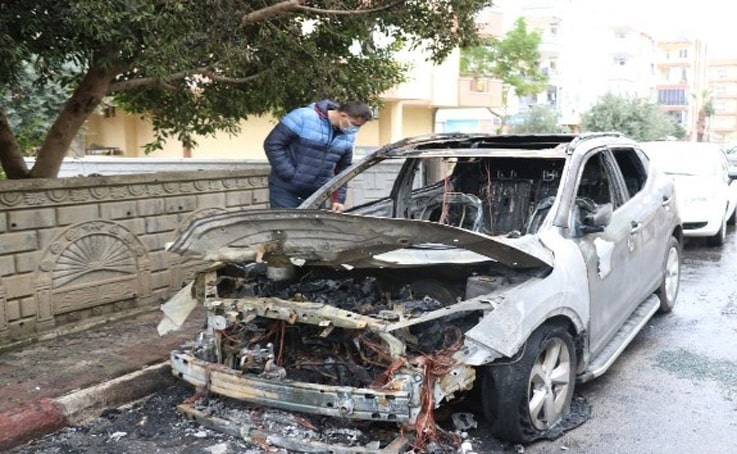Antalya’da öğretmeni uykusundan uyandıran araç yangını