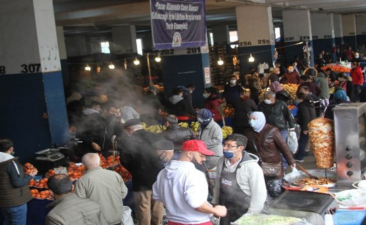 Yeni yılı evlerinde geçirecek olan Antalyalılar pazarlara akın etti, sosyal mesafe hiçe sayıldı