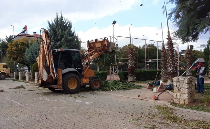 Döşemealtı’nda parklara kış bakımı