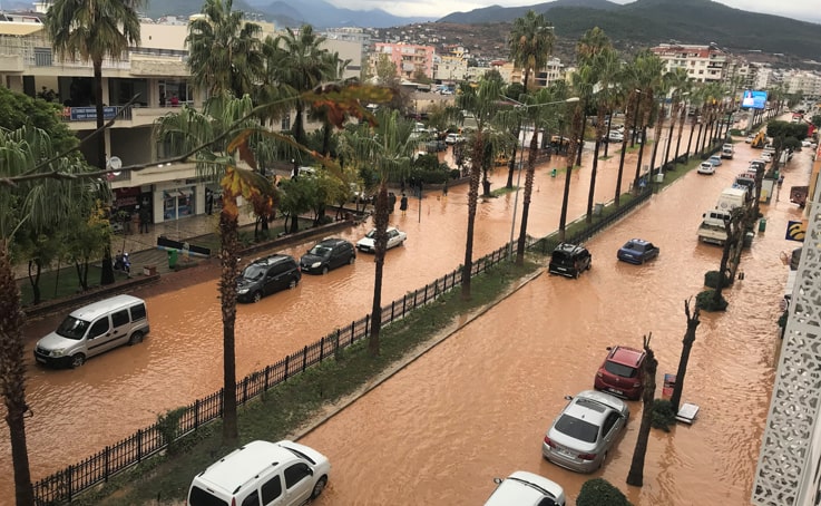 Antalya’da kısa süren şiddetli yağış sele sebep oldu
