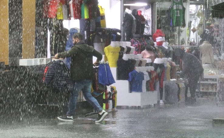 Antalya’da esnafın sağanak yağmurda mal kurtarma mücadelesi