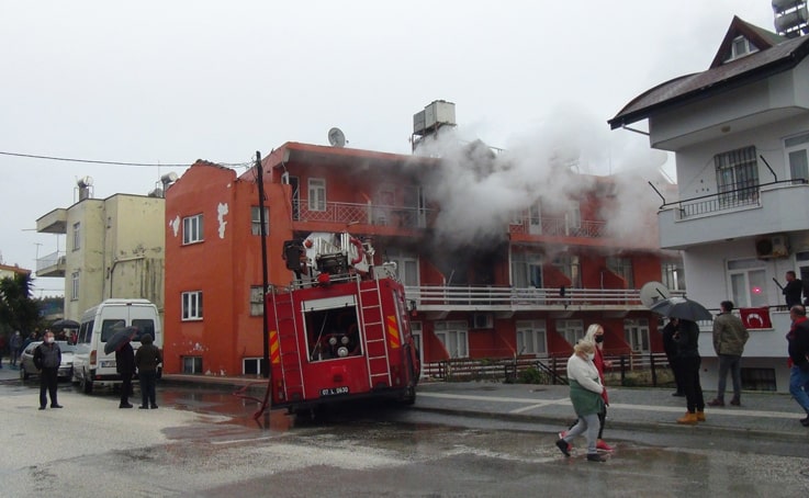 Lojman olarak kullanılan binadaki yangın korkuttu