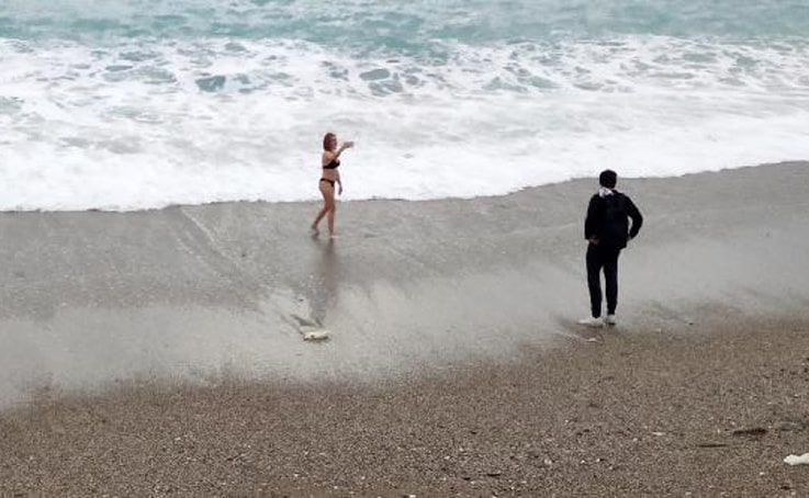 Kısıtlamadan muaf turist, dalgalarla selfie yaptı