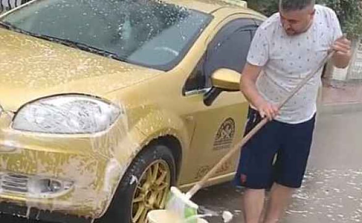 Şiddetli yağmuru fırsata çevirdiler, yağış altında arabalarını yıkadılar