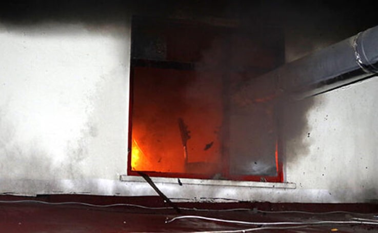 3 katlı binanın altındaki iş yerinde yangın