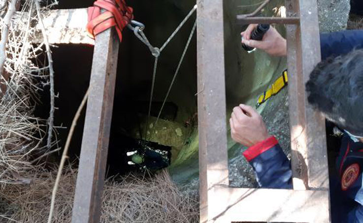 10 metre derinlikteki kuyuda mahsur kalan köpeği itfaiye kurtardı