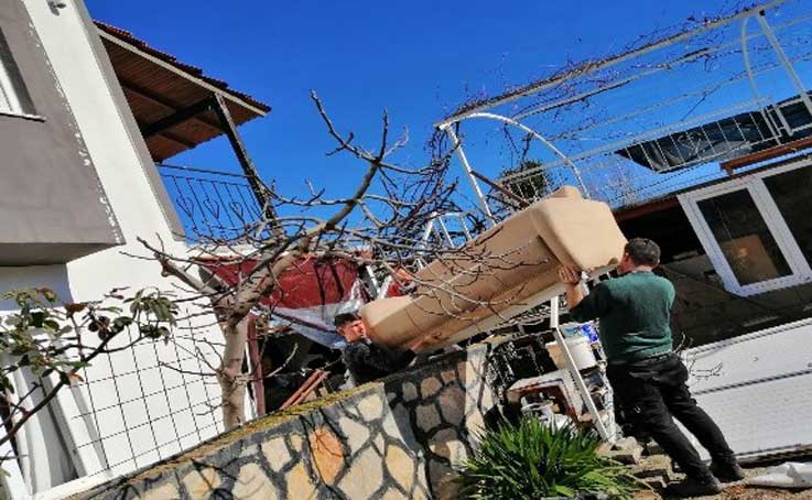 Kemer’de su baskınlarında zarar gören vatandaşlara destek