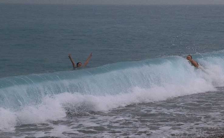 Rus turistlerin deniz aşkına sağanak yağış da engel olamadı