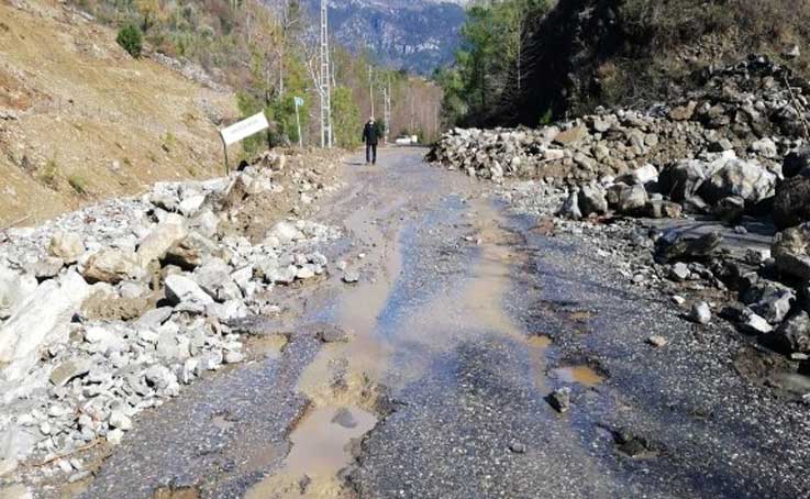 Gazipaşa’da taşkından kapanan yollar ulaşıma açıldı